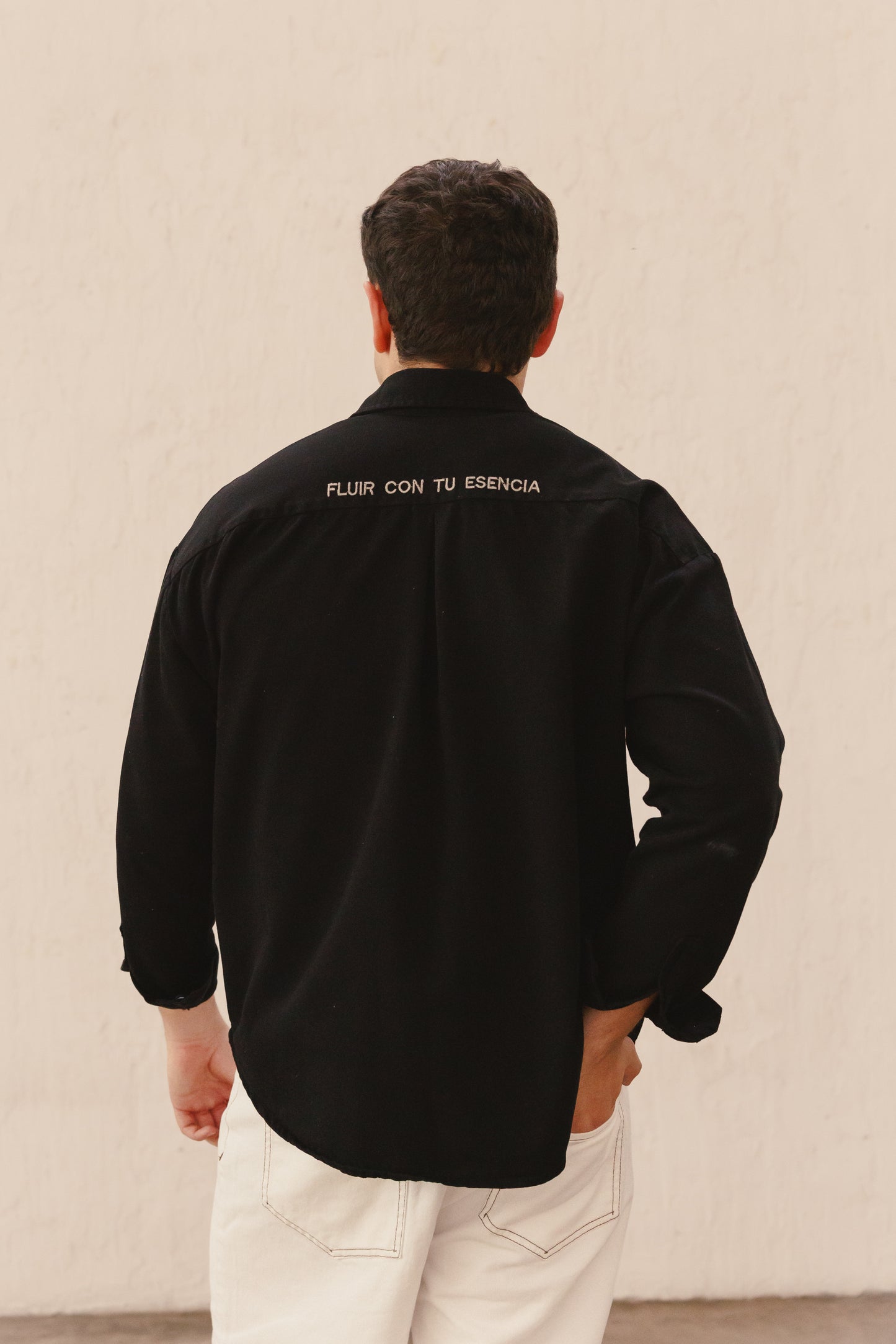 Camisa Fluir con tu Esencia Unisex negra